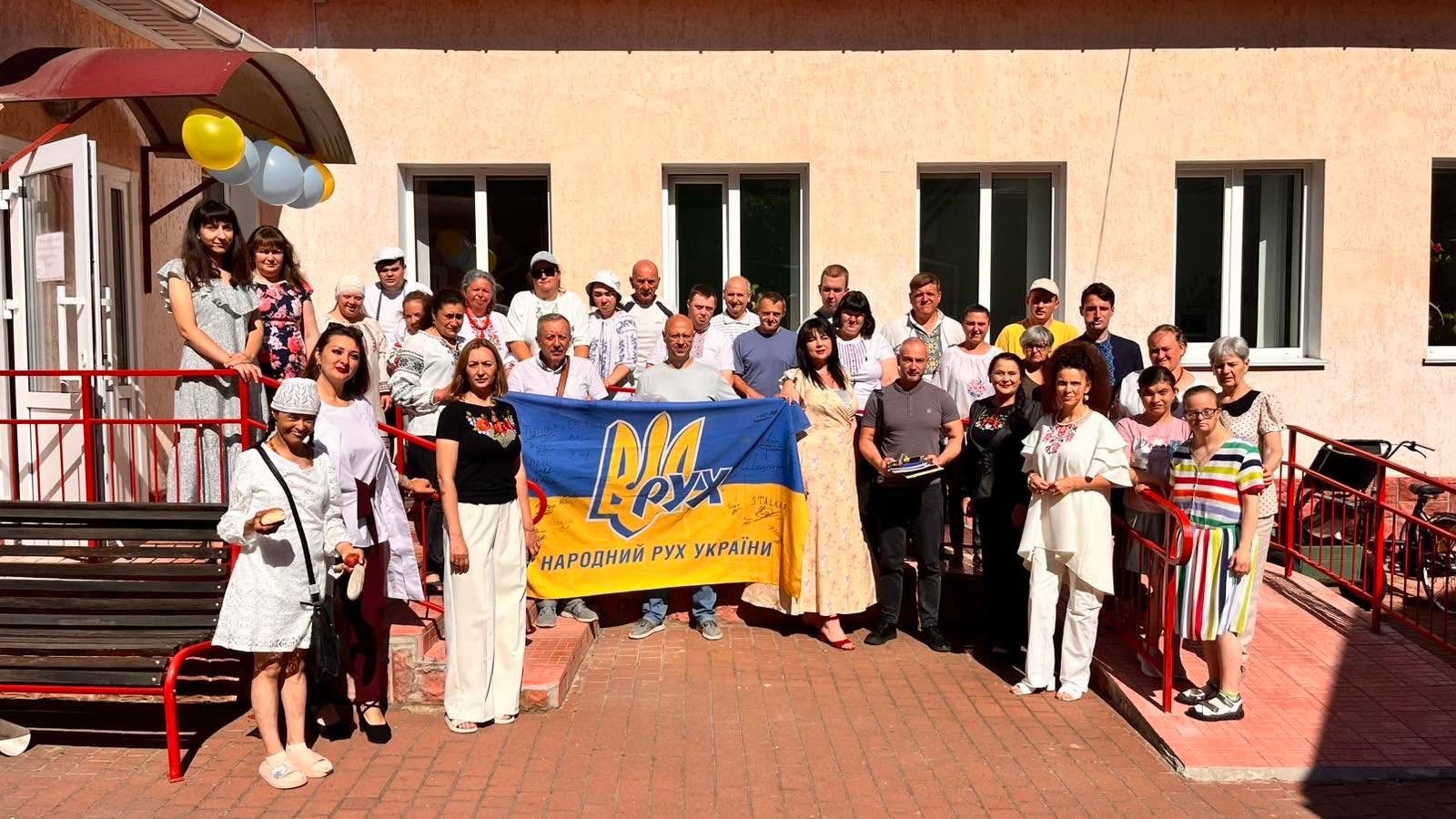 Рухівці Хмельниччини відвідали виставку творчих робіт особливих людей у «Родинному затишку»