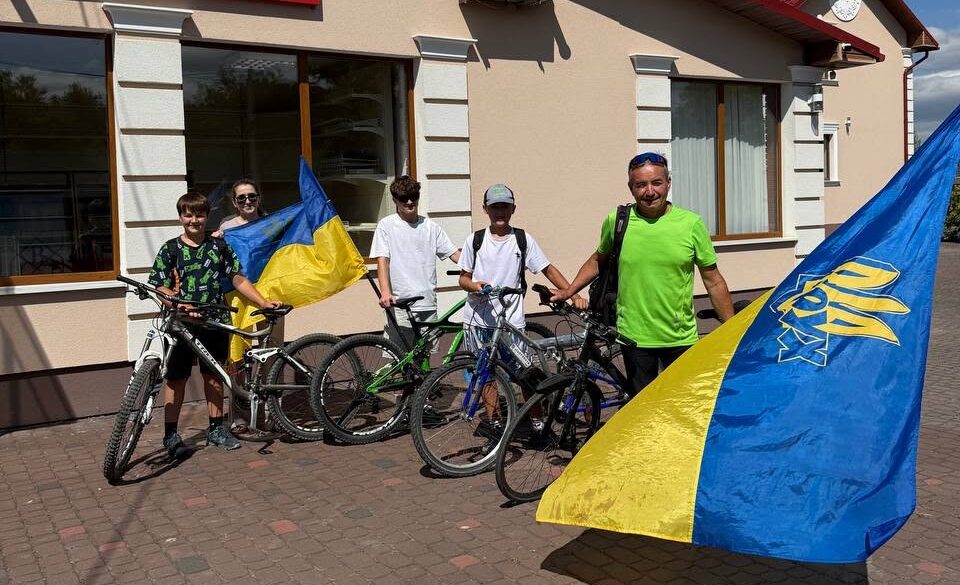 Рухівці Косівщини на Прикарпатті відзначили Дні Прапора та Незалежності велопробігом